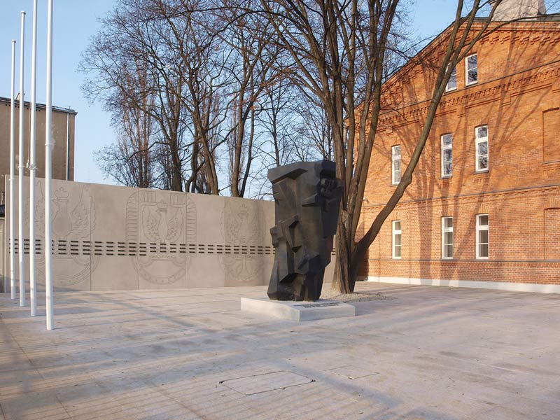 Betonowe Orły – Pomnik przy Centrum Weterana w Warszawie