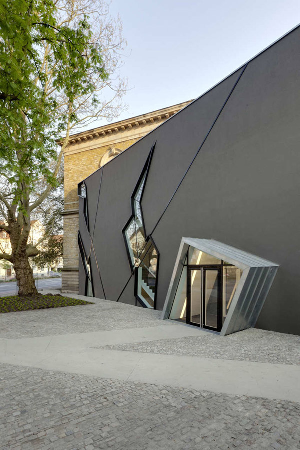 Daniel Libeskind : rozbudowa budynku