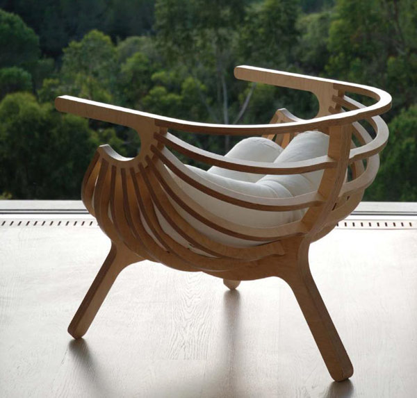 Drewniany fotel od Marco Sousa