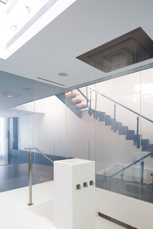 Przezroczyste schody i projekt Turett Collaborative Architects / USA