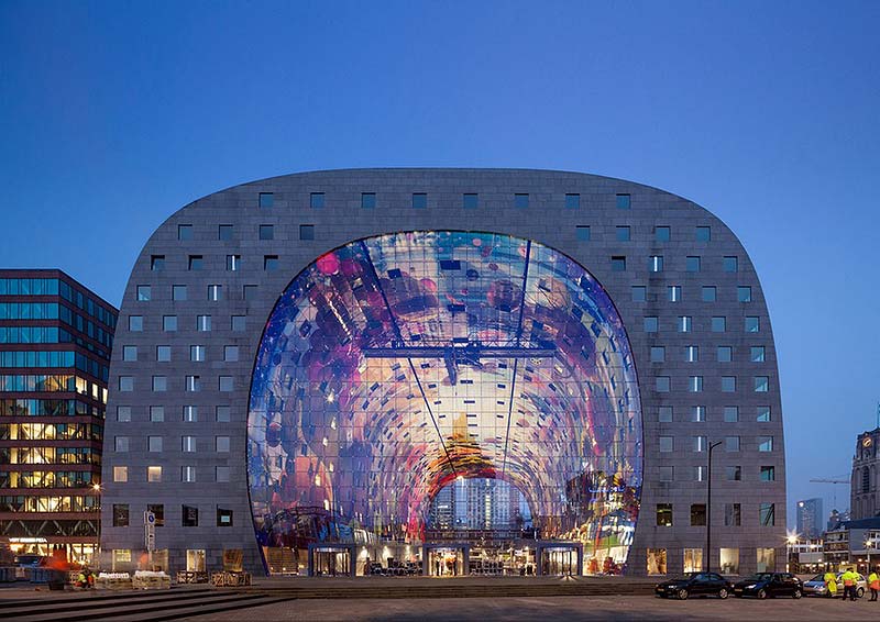Potężna architektura hali targowej w Rotterdamie