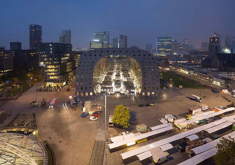 Potężna architektura hali targowej w Rotterdamie