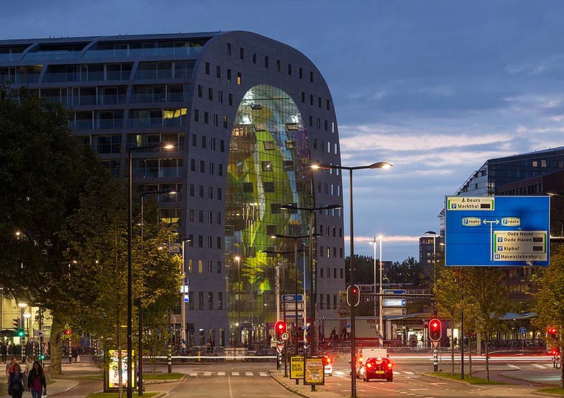 Potężna architektura hali targowej w Rotterdamie