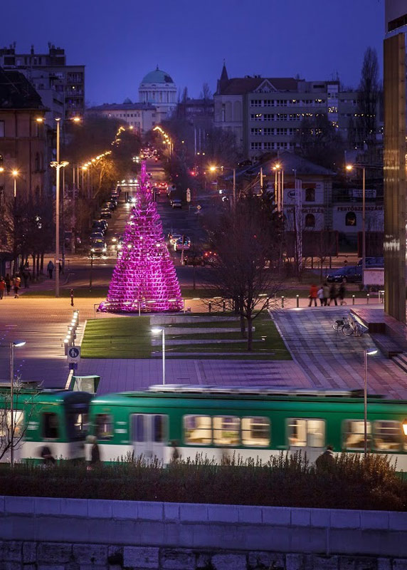 Święta w Budapeszcie i drewniana choinka złożona z... sanek