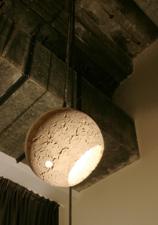 Betonowa lampa nad stołem