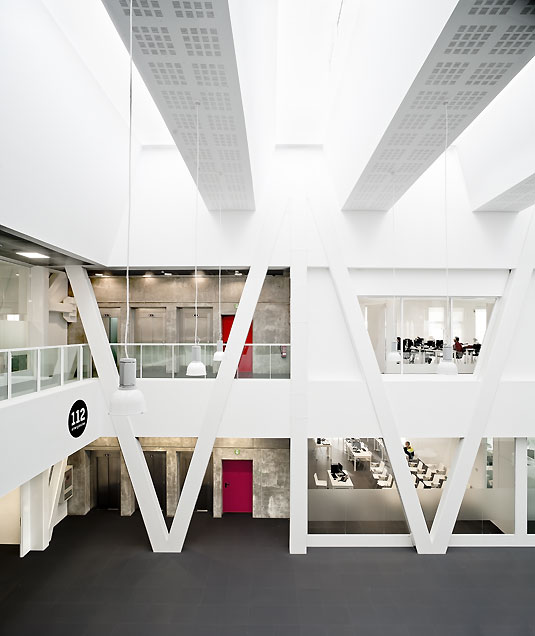 Nowoczesna technologia w budynku 112 Reus : ACXT