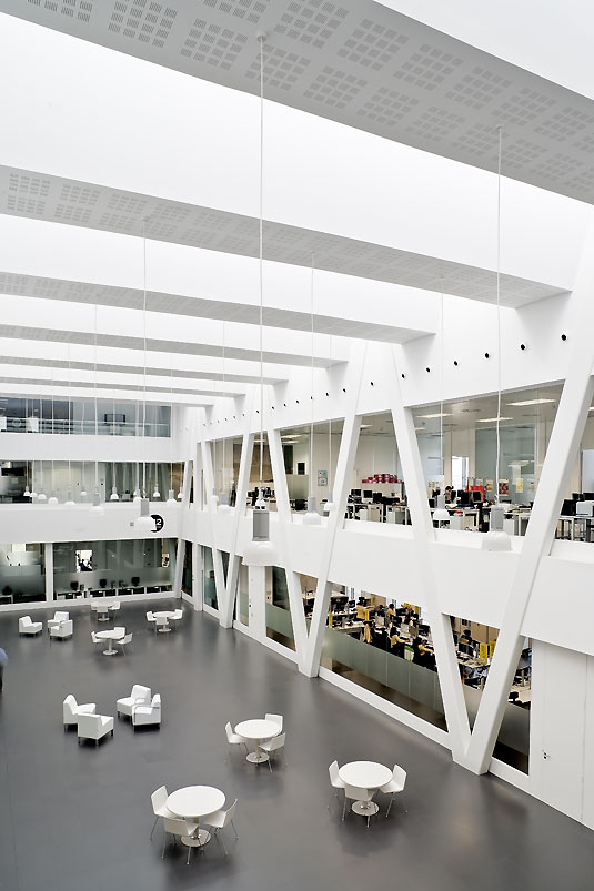 Nowoczesna technologia w budynku 112 Reus : ACXT