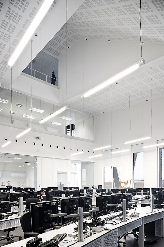 Nowoczesna technologia w budynku 112 Reus : ACXT