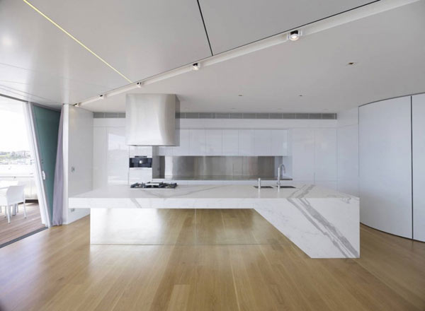 Nowoczesny apartament na dachu zabytkowej kamienicy : MPR Design Group