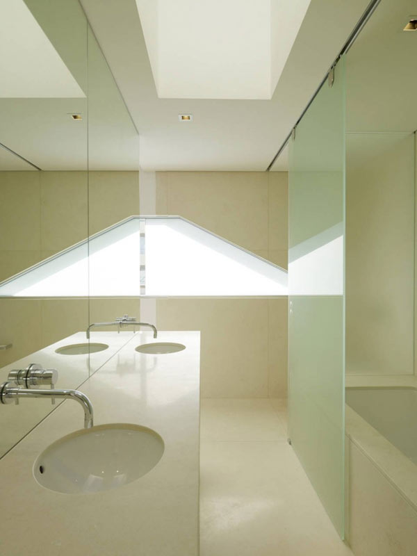 Nowoczesny apartament na dachu zabytkowej kamienicy : MPR Design Group