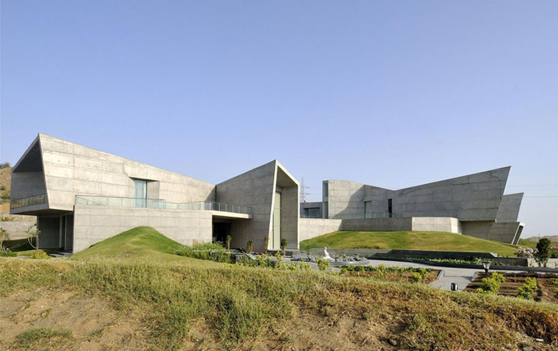 Courtyard House i przykład nowoczesnego projektu domu: Sanjay Puri Architects
