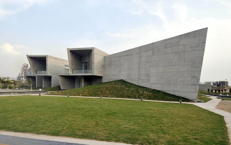 Courtyard House i przykład nowoczesnego projektu domu: Sanjay Puri Architects
