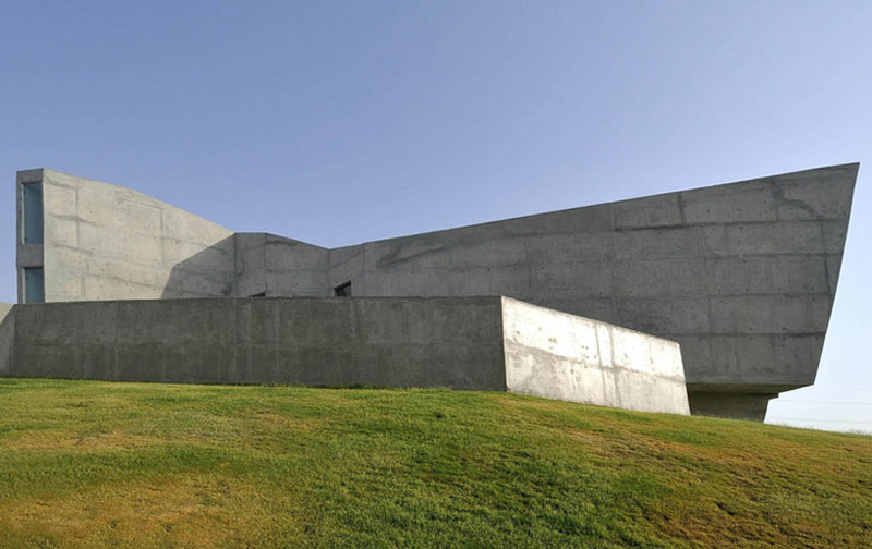 Courtyard House i przykład nowoczesnego projektu domu: Sanjay Puri Architects