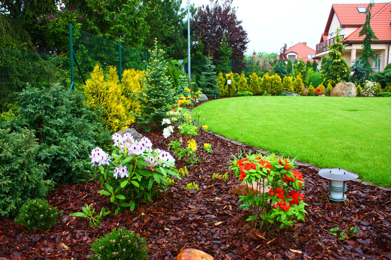 Ogród na działce o dużym spadku: LandscapeDesign.pl 