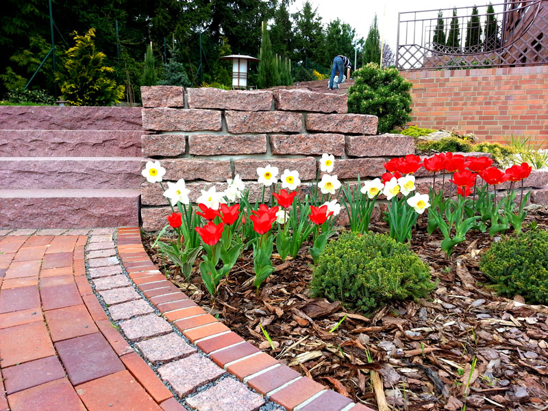 Ogród na działce o dużym spadku: LandscapeDesign.pl 