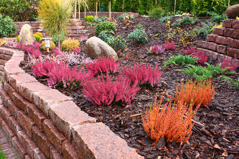 Ogród na działce o dużym spadku: LandscapeDesign.pl 