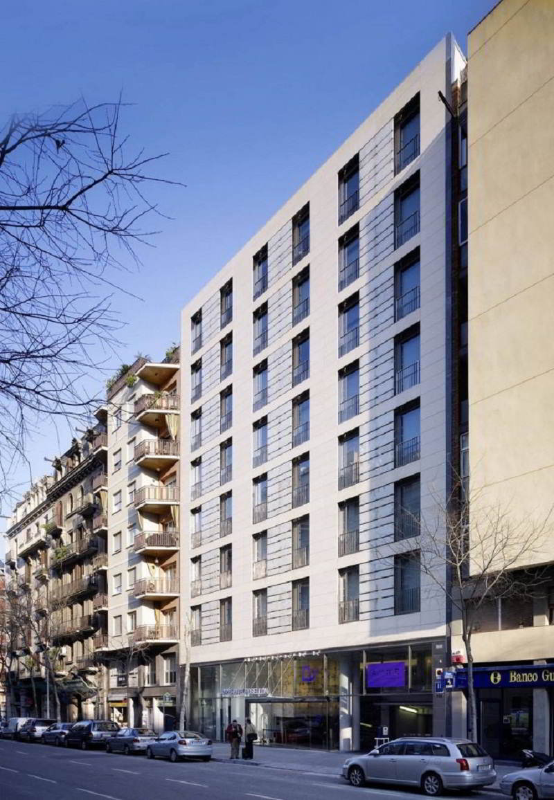 W cieniu Sagrada Familia : projekt Hotelu Ayre, Barcelona