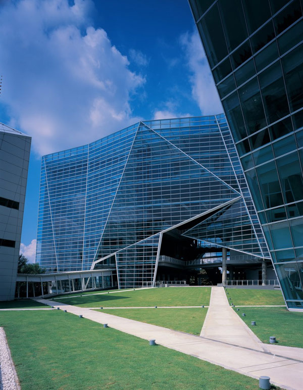 Bangkok University atakuje bryłą, dynamizmem, formą : projekt od Architects 49