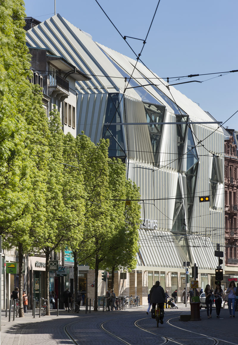 Odważna przebudowa budynku Printemps: Strasbourg, Francja