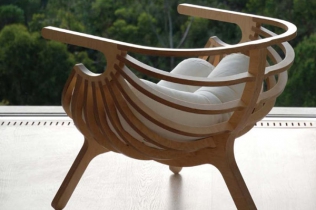 Drewniany fotel od Marco Sousa