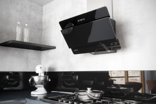 Kuchnia z betonem architektonicznym i okapem Merto Black 60