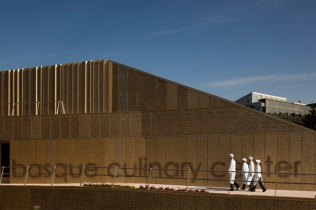 Projekt budynku w górach : Baskijskie Centrum Kulinarne    