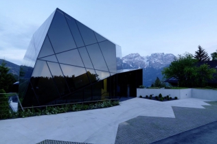 Budynek konferencyjny w Dolomitach : MHM Architects, Austria