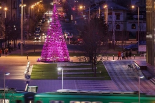 Święta w Budapeszcie i drewniana choinka złożona z... sanek