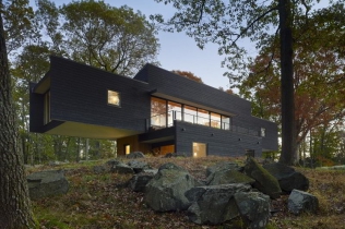 Dom pośród drzew : Waccabuc, USA