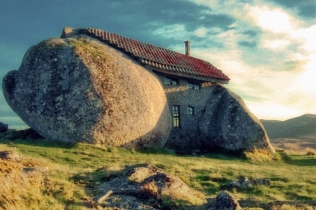 Casa do Penedo czyli dom w kamieniu - niezwykły projekt z Portugalii