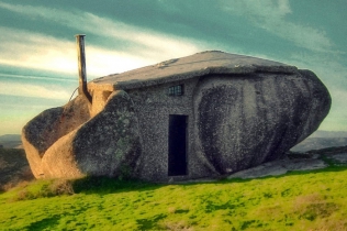 Casa do Penedo czyli dom w kamieniu - niezwykły projekt z Portugalii