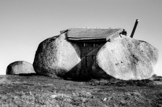 Casa do Penedo czyli dom w kamieniu - niezwykły projekt z Portugalii