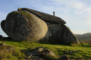 Casa do Penedo czyli dom w kamieniu - niezwykły projekt z Portugalii