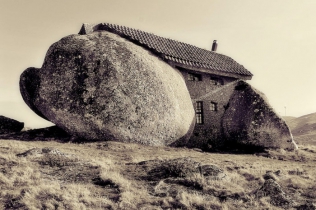 Casa do Penedo czyli dom w kamieniu - niezwykły projekt z Portugalii