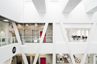 Nowoczesna technologia w budynku 112 Reus : ACXT