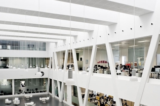 Nowoczesna technologia w budynku 112 Reus : ACXT