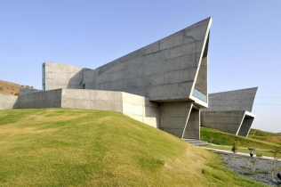 Courtyard House i przykład nowoczesnego projektu domu: Sanjay Puri Architects