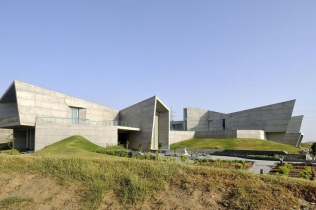 Courtyard House i przykład nowoczesnego projektu domu: Sanjay Puri Architects