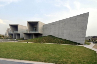 Courtyard House i przykład nowoczesnego projektu domu: Sanjay Puri Architects