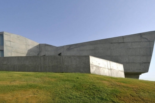 Courtyard House i przykład nowoczesnego projektu domu: Sanjay Puri Architects