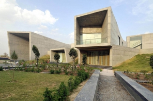 Courtyard House i przykład nowoczesnego projektu domu: Sanjay Puri Architects