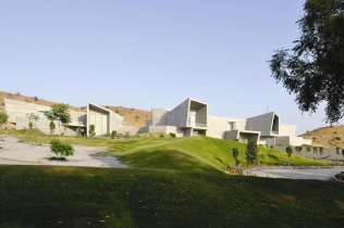 Courtyard House i przykład nowoczesnego projektu domu: Sanjay Puri Architects