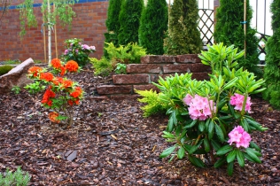 Ogród na działce o dużym spadku: LandscapeDesign.pl 