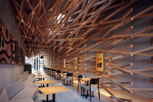 Starbucks Caffe : projekt wnętrza kawiarni / Japonia