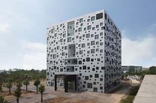 Rozrzeźbiona elewacja budynku biurowego : Sako Architects, Chiny