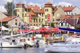 Mikołajki : nowoczesny rynek z historią w tle