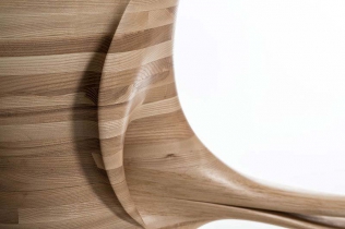 Stół jak drewniana rzeźba