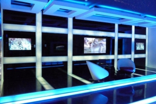 Telewizor za szkłem w łazience i na suficie?