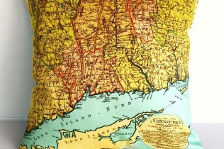 Atlas geograficzny w sypialni